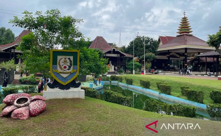 Wisata Rumah Adat TMII jadi Destinasi Pilihan Warga saat Libur Lebaran