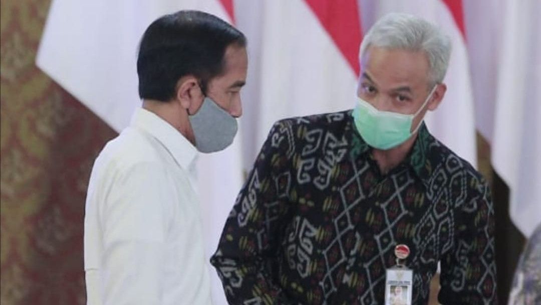 Ganjar Ditegur Usai Temani Jokowi Lempar Kaus: Orang Tua di Jawa Gak Pernah Ngajari...