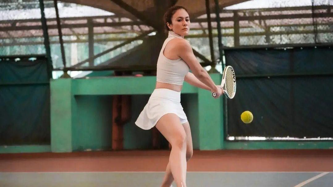 Keseksiannya Kalahkan ABG, Pose Wulan Guritno Main Tenis Bikin Netizen Gagal Fokus: Tante Pemersatu Berondong