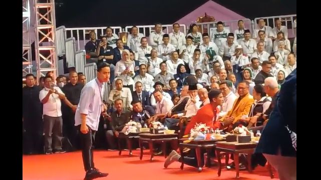 Alasan Gibran Sungkem ke Megawati di Kantor KPU: Hormati Beliau