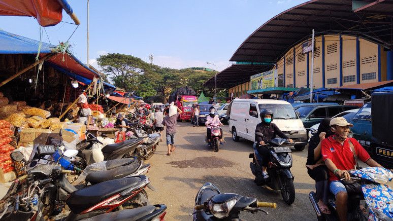 Omzet Pedagang Pasar Induk Kramat Jati Anjlok 40 Persen