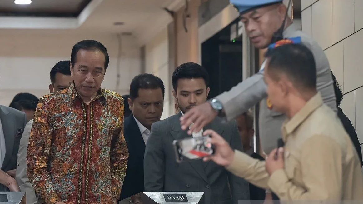 Jokowi Serahkan Fotokopi dan Legalisir Ijazahnya ke Polisi Saat Buat Laporan