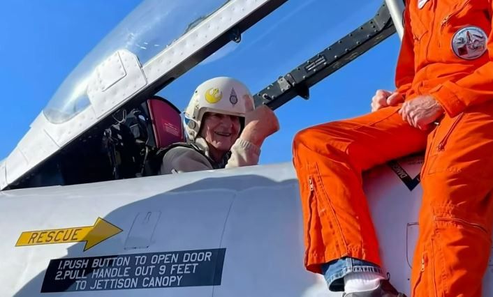 Keren! Mantan Pilot Jet Tempur Kembali Terbang di Usia 90 Tahun, Akui Merasa Seperti Seorang Remaja