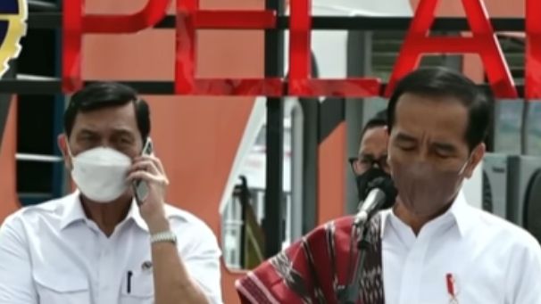 Aksi Luhut Angkat Telepon di Saat Presiden Jokowi Pidato, Netizen: Hanya 'Lord' yang Bisa