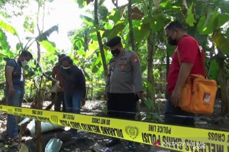 Benda Diduga Serpihan Pesawat Jatuh di Halaman Warga