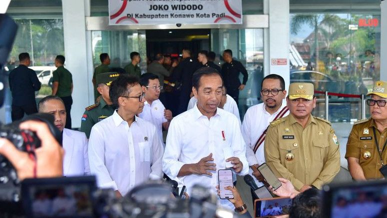 Jokowi Ditarik Pria yang Diduga Mau Mengadu Soal Gaji, Ini Kata Istana