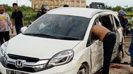 Kecelakaan Maut di Kabupaten Barru, Mobil Tabrak Warung, Istri dan Anak Pengendara Meninggal