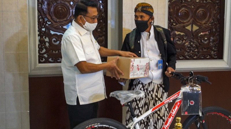Jalan Kaki dari Wonosobo ke Jakarta, Mahmudin Dapat Hadiah Sepeda dari Jokowi