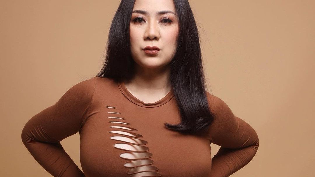 Hot Mom! Pose Tante Ernie Pakai Dress Bolong, Netizen Auto Mengintip: Meresahkan Sekali!