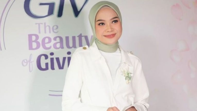 Terlihat Rapi dan Elegan, Selebgram Elsya Sandria Beberkan Trik Pakai Hijab Segi Empat