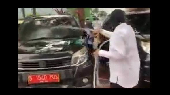 Viral, Mensos Tri Rismaharini Cuci Mobil Dinas, Netizen: Segabut itu?