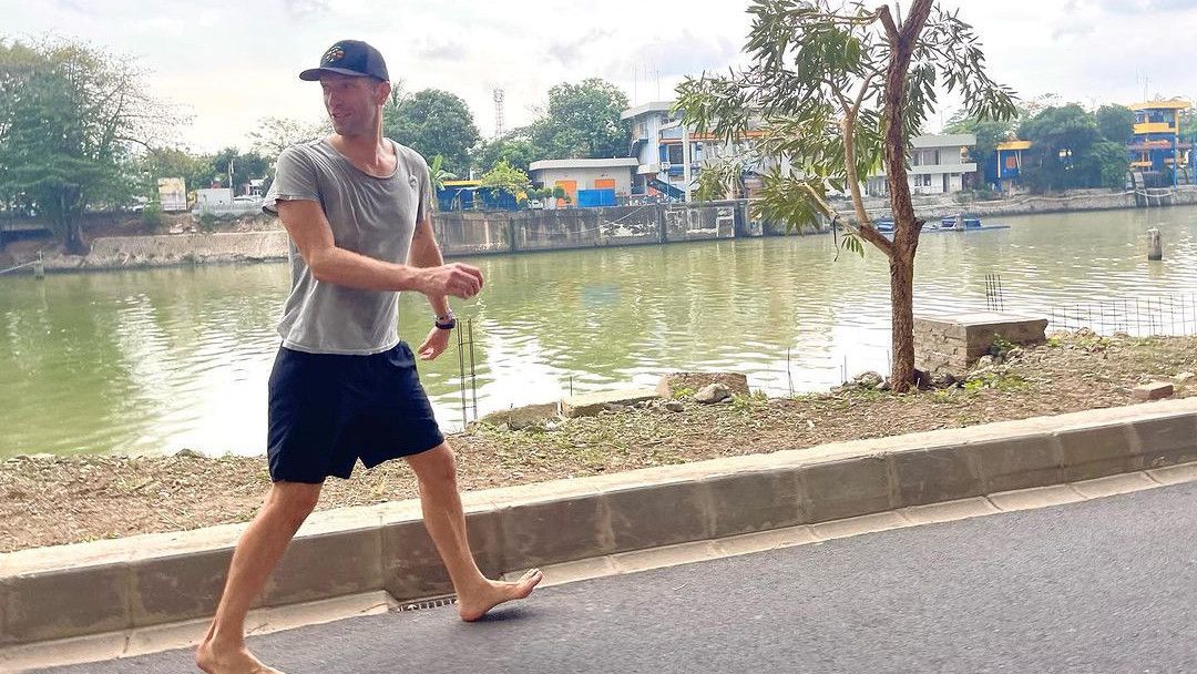 Chris Martin Nyeker di Jakarta Jelang Konser Coldplay, Para Artis Indonesia Langsung Heboh: Wah Suka Barefoot