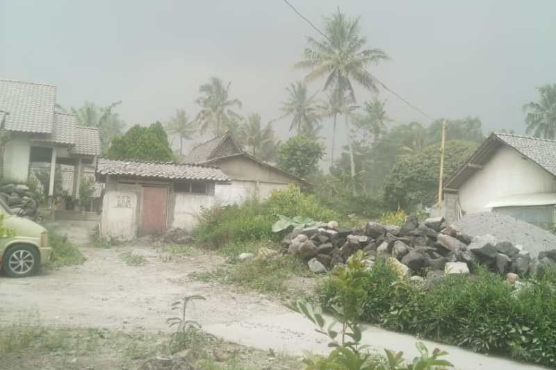 Abu Tipis Akibat Gunung Merapi Hujani Dusun di Sleman