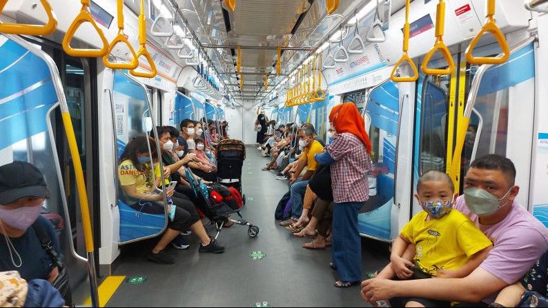 Lebaran Asyik di Jakarta: Naik MRT ke Rumah Saudara