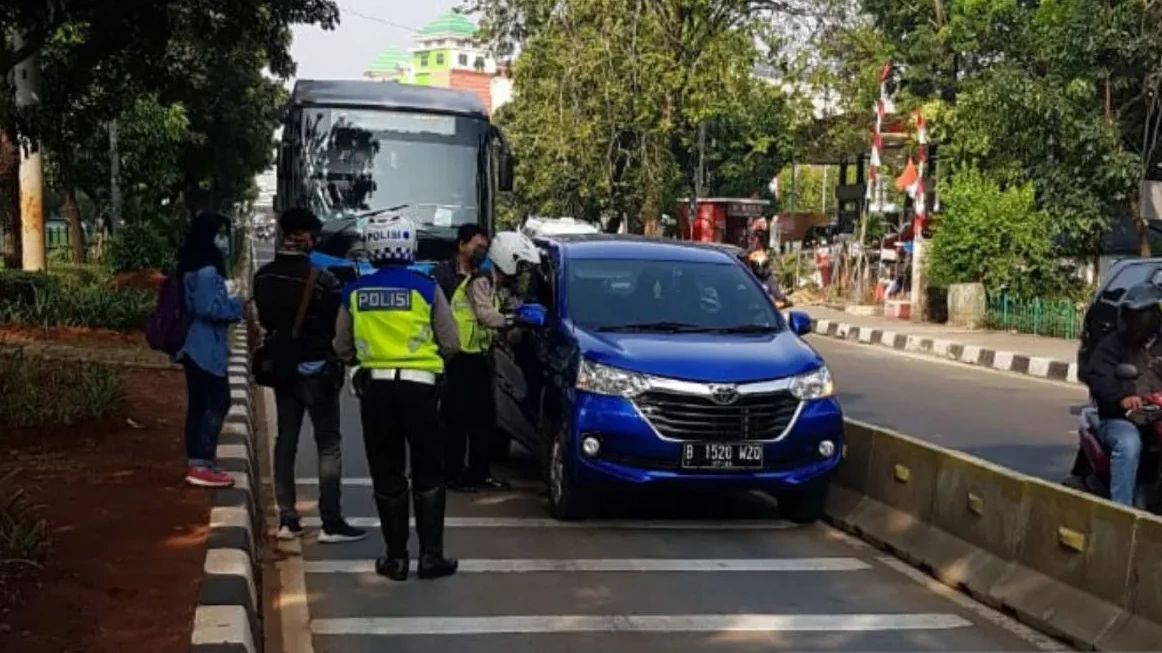 Polisi Pastikan Akan Tilang Mobil Dinas yang Melintas di Jalur Transjakarta