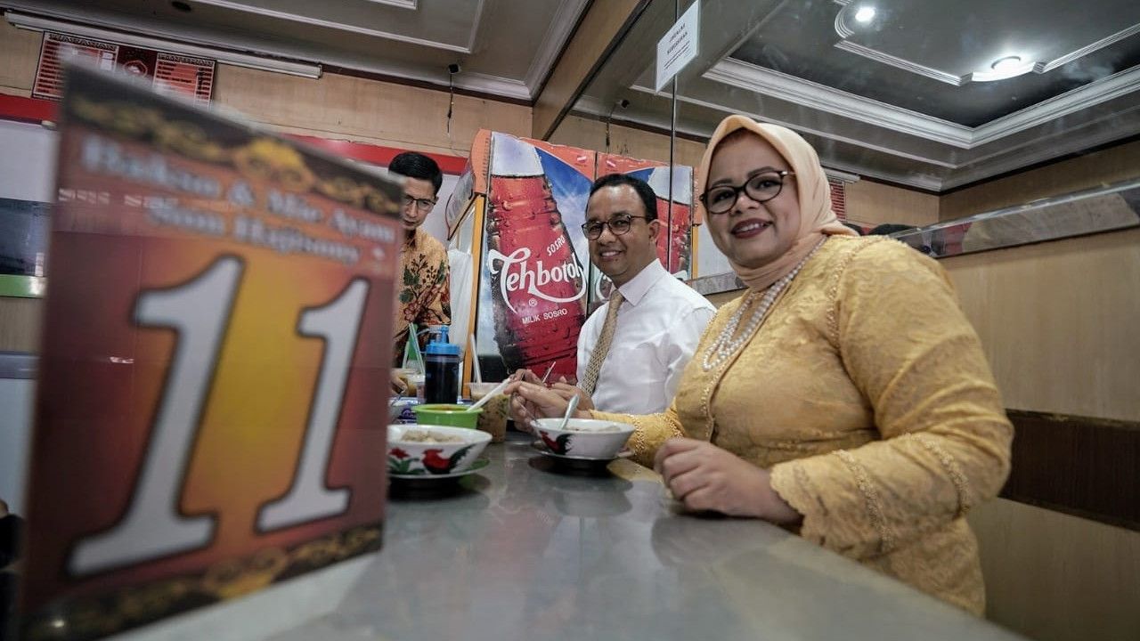 Bikin Ngiler, Lihat Betapa Sukanya Anies Makan Bakso