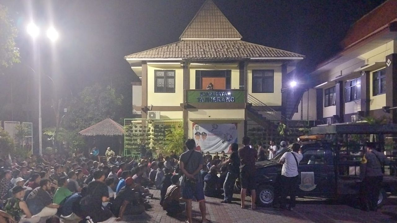 Jelang Subuh, Pedagang Pasar Anyar Demo ke Kantor Kecamatan Tangerang
