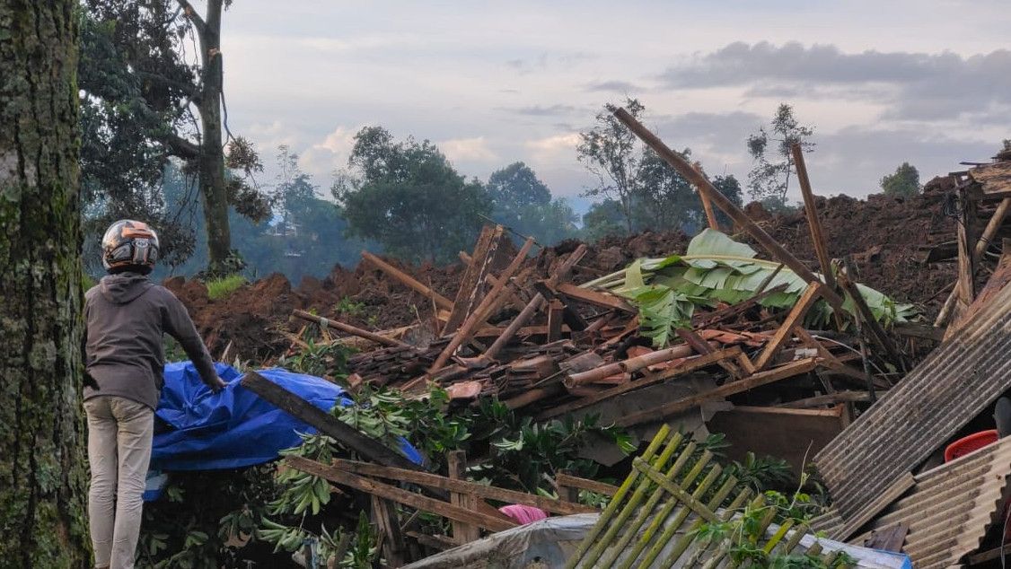 Alat Berat Tak Bisa Masuk, Warga Desa Cijedil Cianjur Ini Cari Keluarga yang Tertimbun Longsor Akibat Gempa dengan Cara Manual