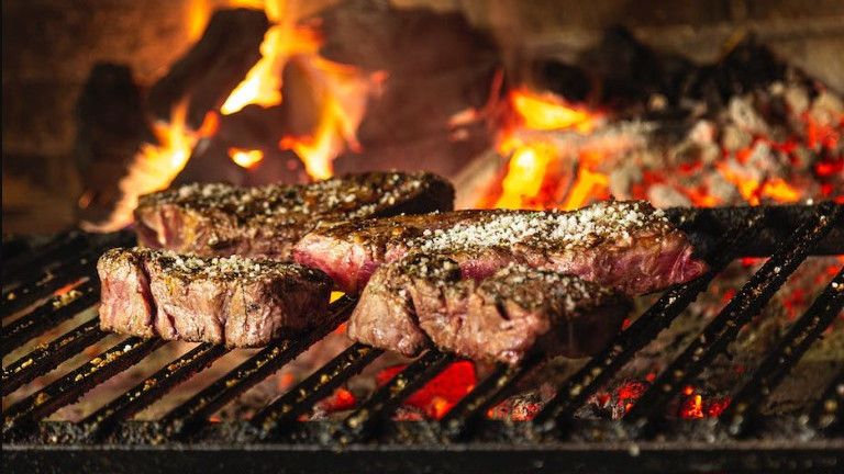 8 Teknik Memasak Steak di Rumah untuk Sensasi Baru dan Rasa yang Enak