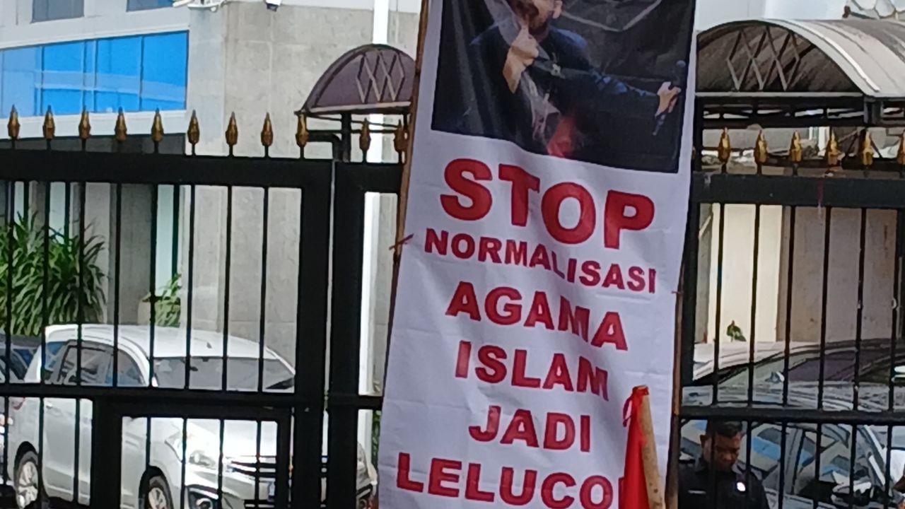 Demonstran Tekan Komdigi untuk Turunkan Tayangan 'Mens Rea' Pandji