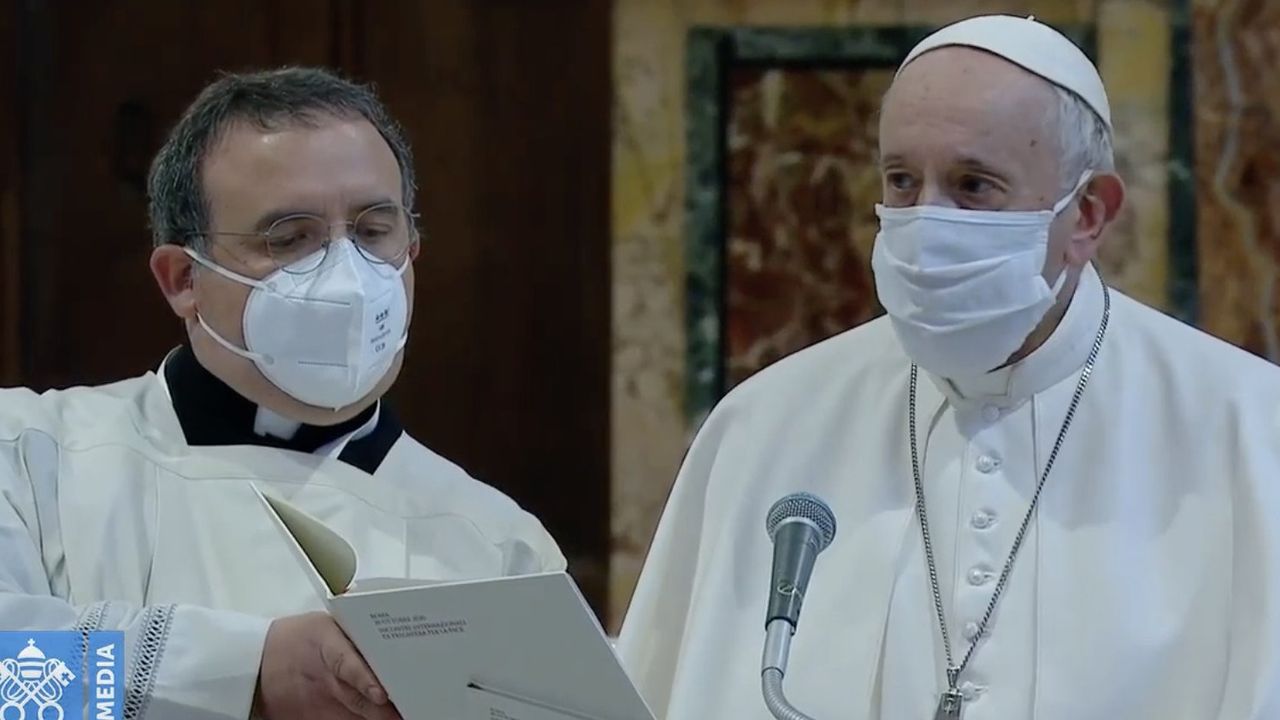 Akhirnya, Paus Fransiskus Memakai Masker di Tengah Acara Publik