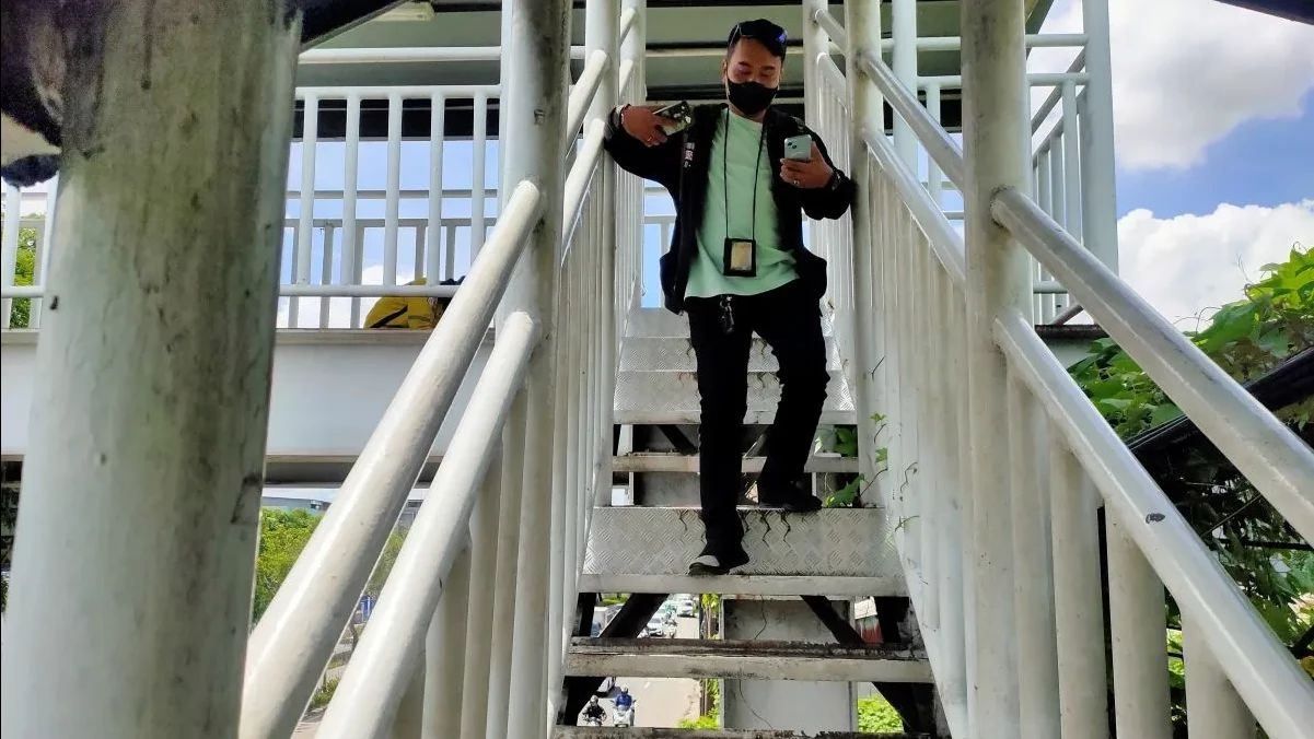 JPO di Grogol Jakbar Bolong karena 15 Pelat Besi Dicolong, Seorang PKL Terpeleset di Lubang