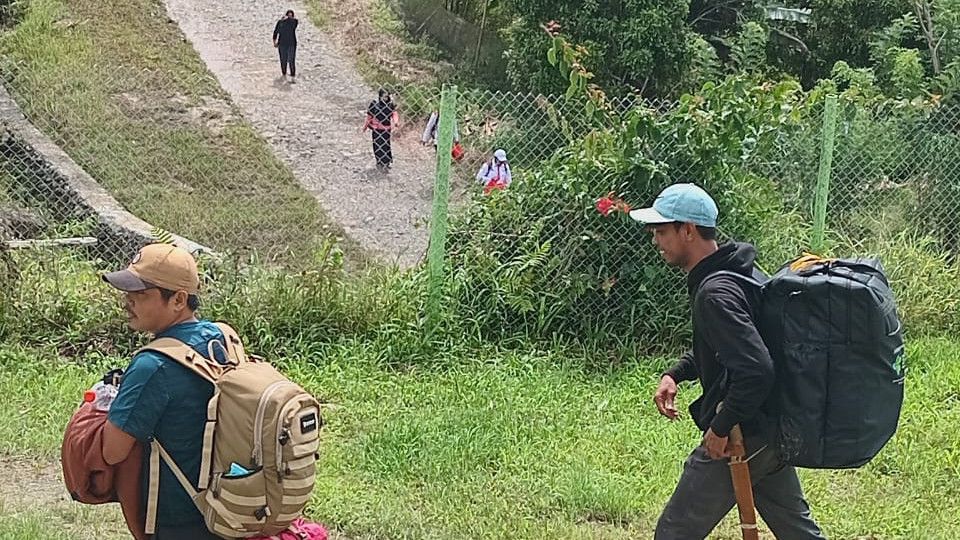 Nakes Sulsel Jalan Kaki di Titik Terisolir Demi Layani Korban Banjir-Longsor Latimojong