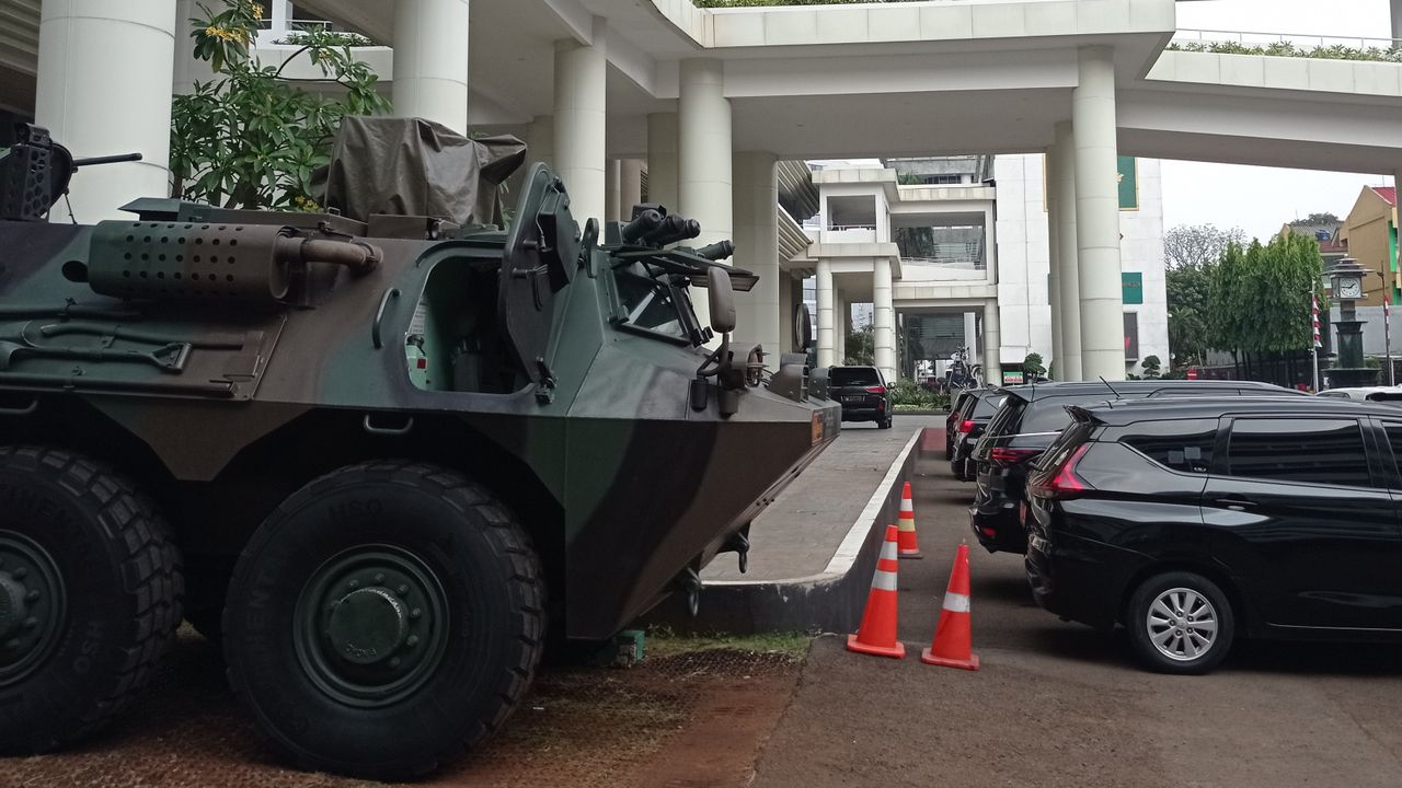 Kantor Kejagung Dijaga Ketat Panser Anoa TNI, Begini Respons Kapuspen