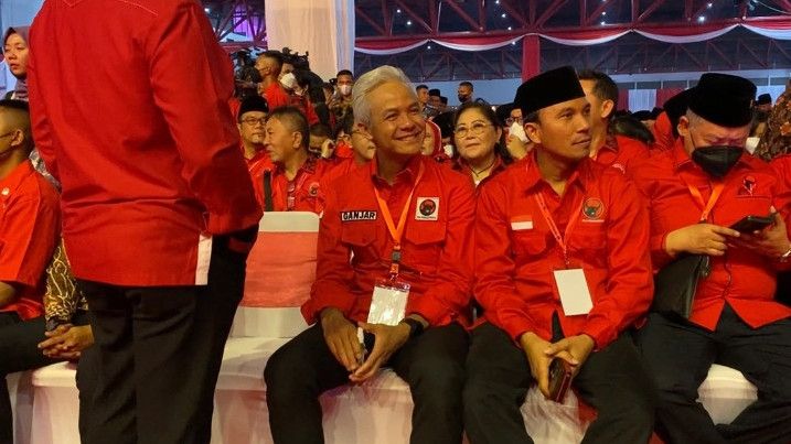 Jokowi dan Ganjar Kompak Berdiri Paling Awal Saat Megawati Minta Kader PDIP Berdiri