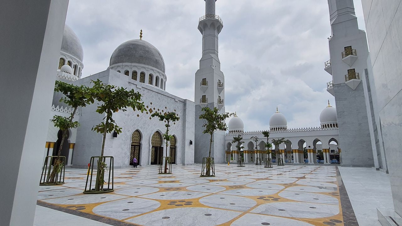 6.000 Porsi Makan Berat hingga 30 Ton Kurma Dibagikan Masjid Raya Sheikh Zayed Selama Ramadan