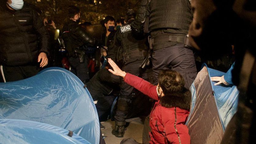 Dirikan Tenda di Alun-alun Paris, Pengungsi Bentrok dengan Polisi