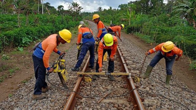 Banyak Batu Kecil Disimpan di Sekitar Rel Kereta Api, Apa Manfaatnya?