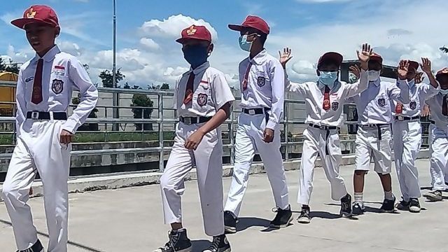 Momen Antusiasnya Anak Sekolah Sambut Jokowi di Baleendah Bandung