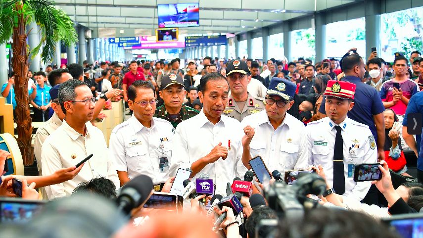 Tinjau Arus Mudik di Stasiun Pasar Senen, Jokowi: Semuanya Rapi, Tidak Ada yang Desak-desakan