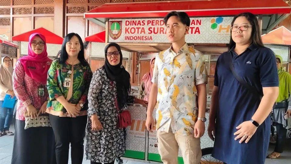 Pemkot Surakarta Beri Bantuan Gerobak Dagang ke Puluhan PKL