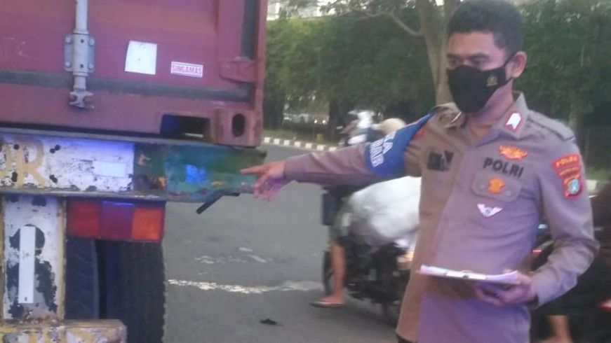 Pemotor di Cengkareng Tewas Usai Tabrak Truk Kontainer yang Sedang Berhenti di Pinggir Jalan Jakbar