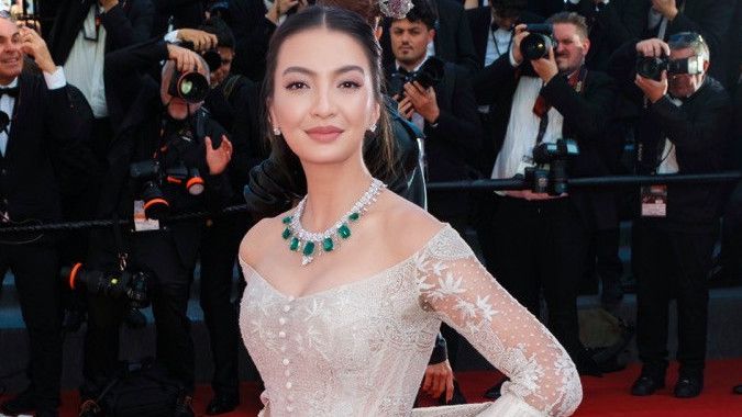 Hadiri Penutupan Festival Film Cannes 2024, Gaya Memukau Raline Shah Pakai Kebaya