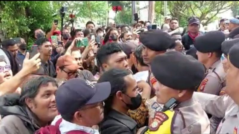Sidang Haris-Fatia Melawan Luhut Diwarnai Kericuhan di Luar PN Jakarta Timur