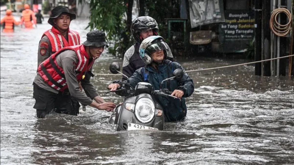 Banjir Semeter Rendam Pemukiman di Kebon Pala