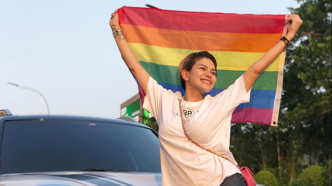 Bentangkan Bendera Pelangi, Nikita Mirzani Tanggapi Kasus LGBT: Saya Mendukung Kesetaraan Kemanusiaan