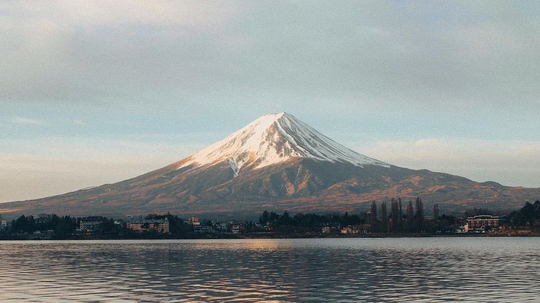 Imbas Marak Pendaki Pakai Baju Minim, Otoritas Gunung Fuji Buat Aturan Ketat