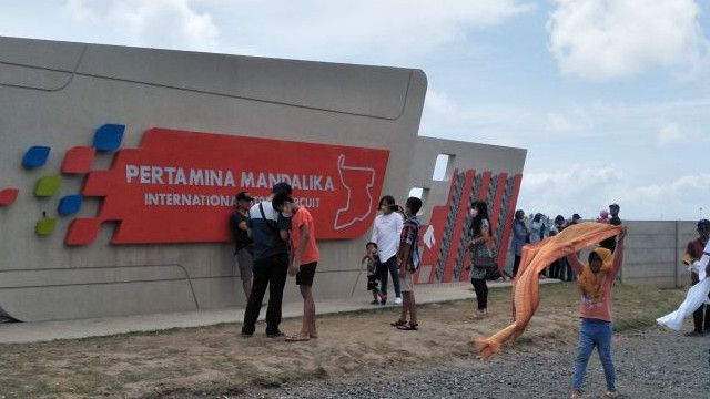 Saat Plang Sirkuit Mandalika dan Bypass BIL Jadi Favorit Wisata Warga Sambil Minum Es Kelapa Muda