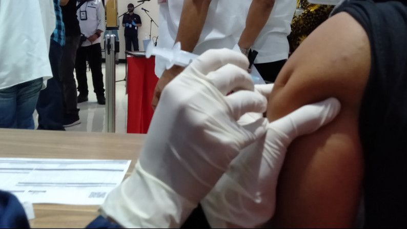 Viral Video Vaksinasi di Karawang Diduga Tanpa Menekan Jarum Suntik, Bupati Karawang Sidak Puskesmas