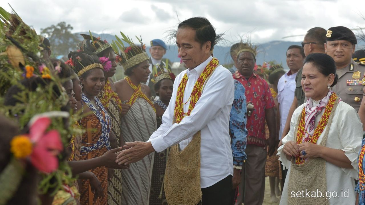 Benarkah Jokowi Presiden Pertama yang Menginjakkan Kaki di Papua?