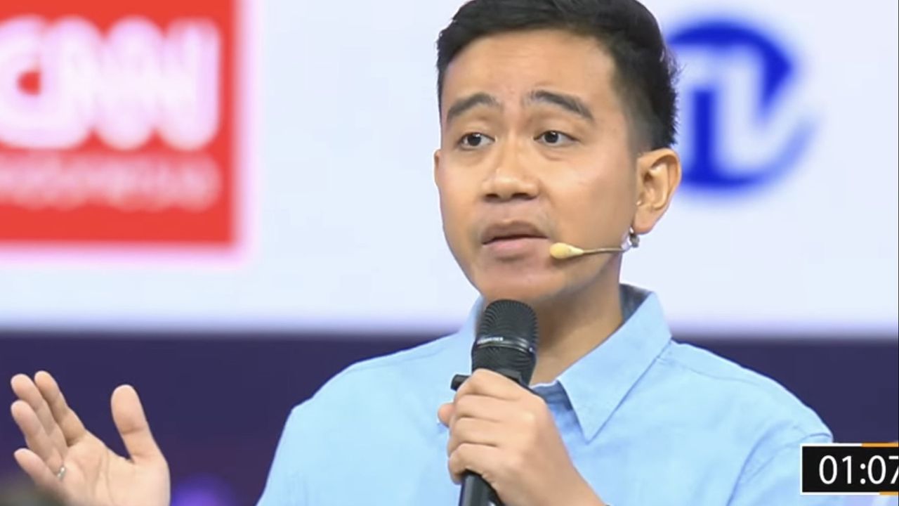 Gibran Dituduh Pakai Tiga Mikrofon Oleh Roy Suryo, Ketua KPU: Tukang Fitnah!