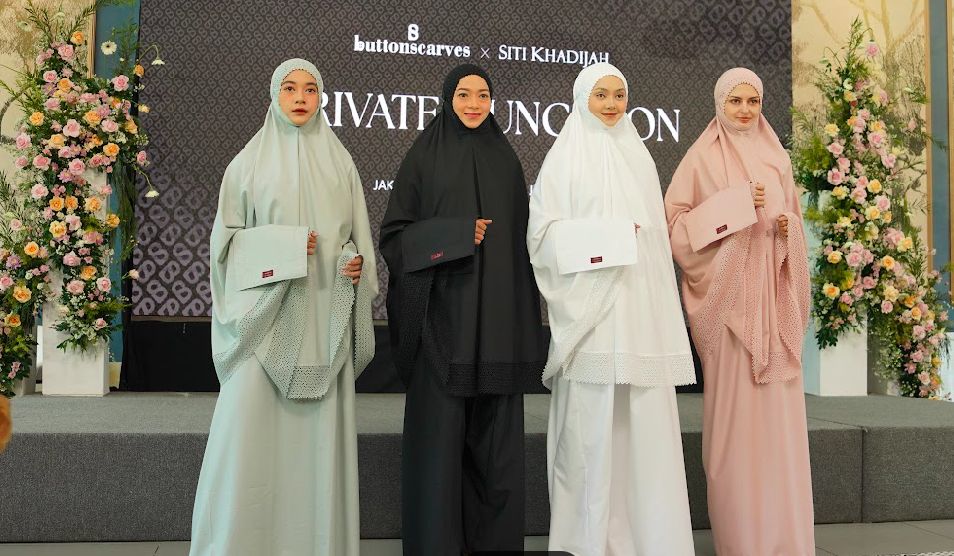 Koleksi Mukena Modis, Kolaborasi Perdana Siti Khadijah dan Buttonscarves