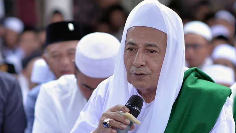 Terpesona melihat Habib Luthfi bin Yahya memakai BLANGKON Di