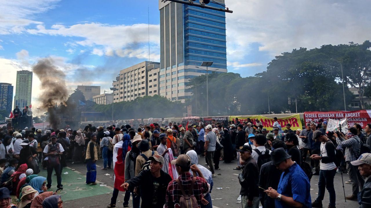 Demo 2 Kubu Pro dan Kontra di Gedung DPR Hampir Rusuh, Massa Lempar Botol Air-Ancam Masuk Tol