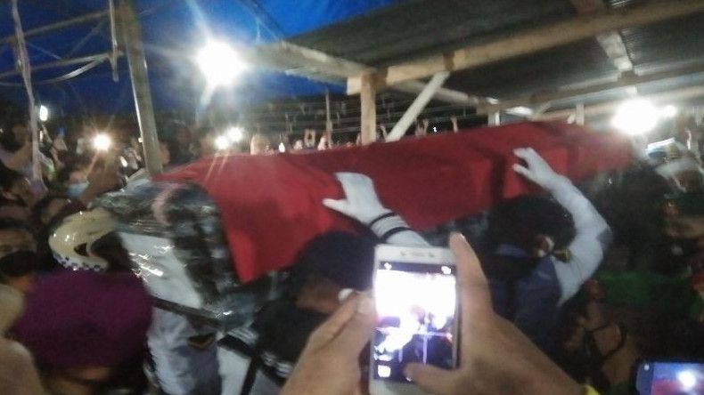 Momen Penuh Haru Keluarga Menangis Histeris Saat Jenazah Lettu Anumerta Marinir M Iqbal yang Gugur dalam Serangan KKB Papua Tiba di Rumah Duka