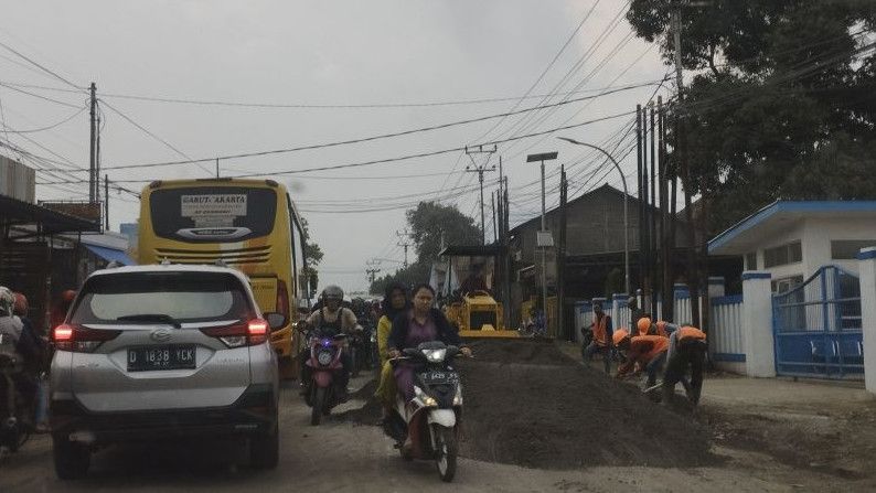 Jalanan Rusak Garut Kini Diperbaiki Usai Warga Mengamuk ke Ridwan Kamil